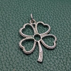 🍀 Lucky Vintage-Style Four-Leaf Clover Pendant ✨